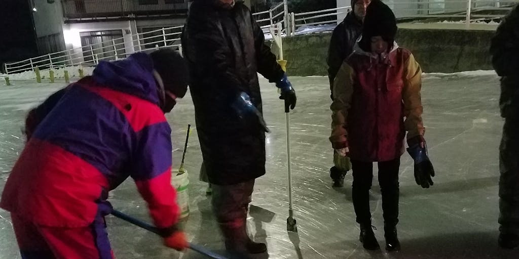 極寒の星空の下で感じる 人のあたたかさ 夜のリンク整備体験 モニター募集!