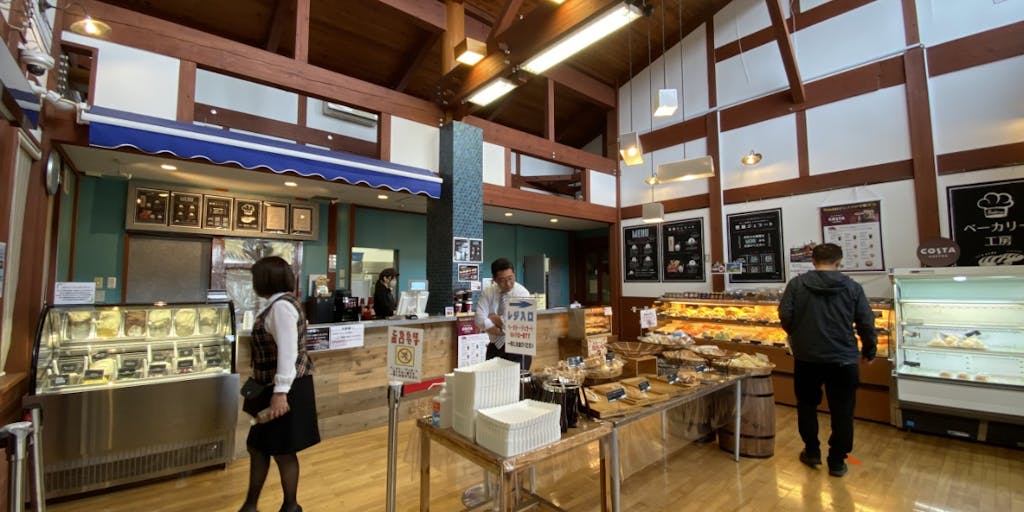 多くの人が訪れる磐梯町の道の駅で、地域食材を使ったジェラートとパンの開発・店舗運営