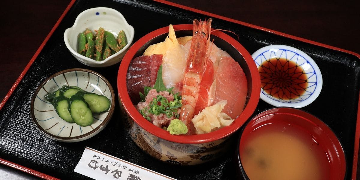 お寿司＆とんかつで来る人のお腹も心も満たす！名物夫婦が営む老舗寿司