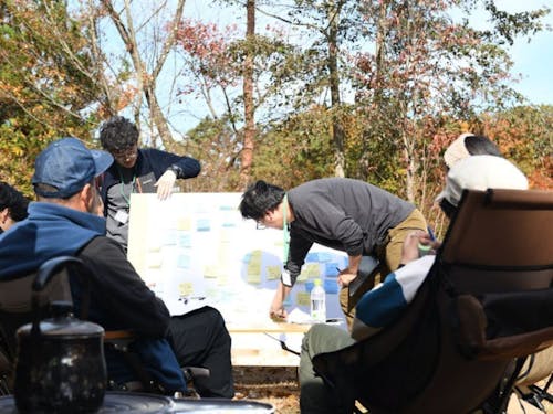 昨年のアイデアソンツアーの様子(自然の中でアイデア出し)