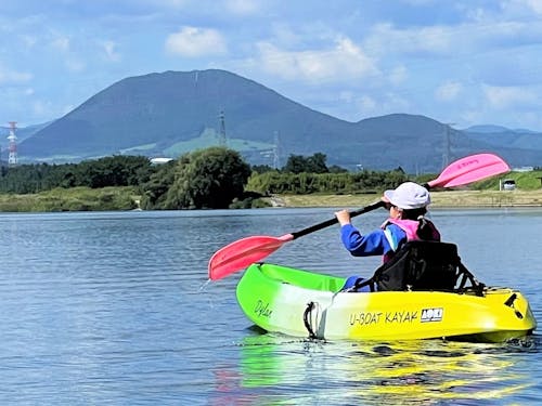 まちのシンボル薬莱山に向かう最高のロケーションでカヌーを楽しめる場所です