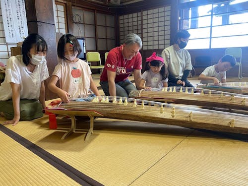 琴の大師範から学び、開始15分でチューリップが弾けるように!