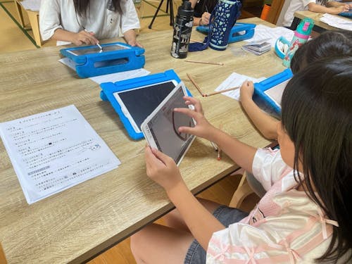 iPadでデザインした絵をステッカーに!時間中に複数つくる子も