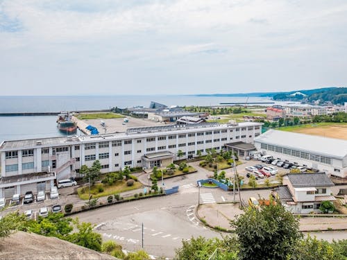 海のすぐそばにある能登高校