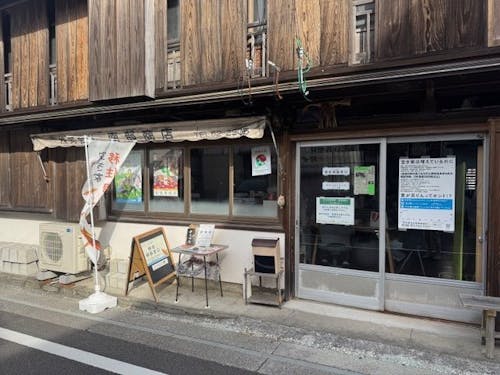 大正町市場から徒歩10秒の事務所は毎日にぎやかです