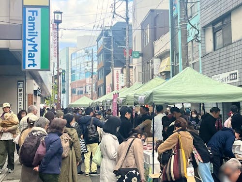 かまくら駅前朝市の様子