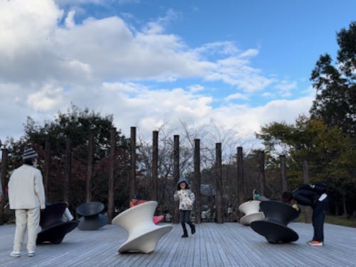 遊具で遊ぶ子どもたち