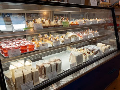 季節に合わせて、さまざまなケーキが並びます