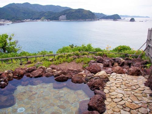 太平洋を望む露天風呂からは朝日を見ることもできます