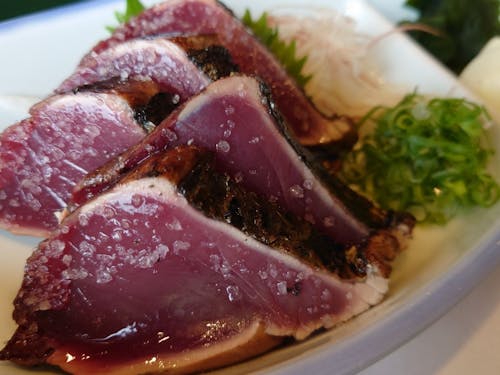 町の特産であるカツオを求めて多くの方が来館されます