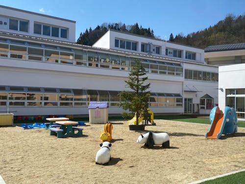 のびのび遊べる中庭が魅力のこども園