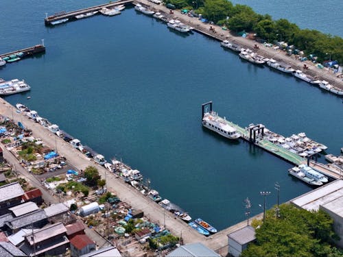琵琶湖の漁師が多く暮らす島、沖島です。