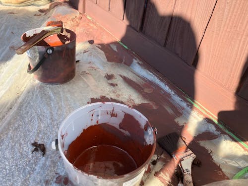 養生をして、扉にベンガラを塗ります