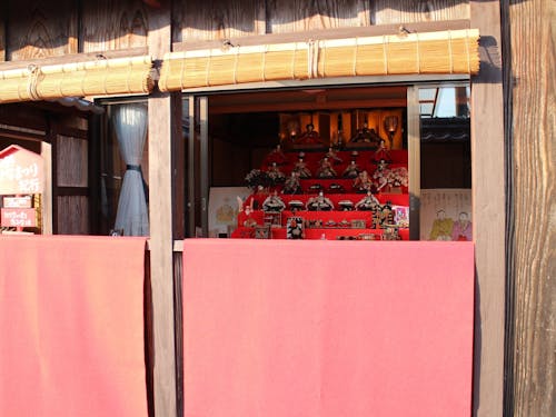 本来はお祭りを家の中から見るために作られた桟敷窓から、家の中の雛人形を見ます。