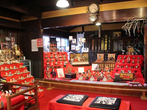 日野まちかど感応館の雛人形の展示