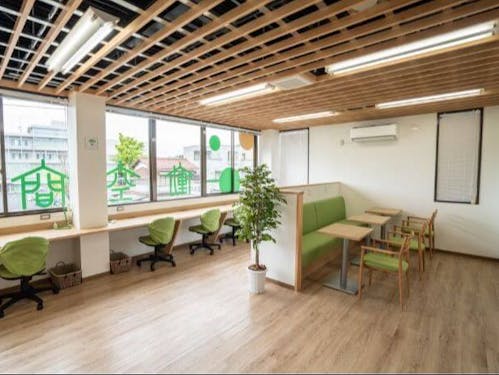 働空間のコワーキングスペース風景