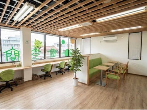 働空間のコワーキングスペース風景