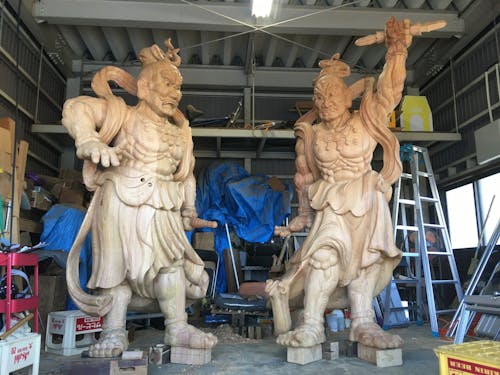 石原さんの作品：金剛力士像（2.5mの大きさ）