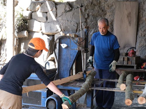 窯に合わせてアラカシの木の長さや太さを調整中の様子
