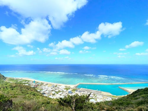 近隣には美しい海が広がります