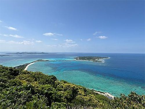 【伊平屋島の絶景】山から望む米崎海岸と野甫島