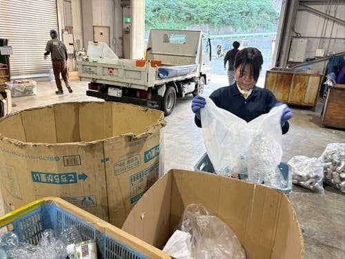 清掃センターの現場で働く大人の島留学生