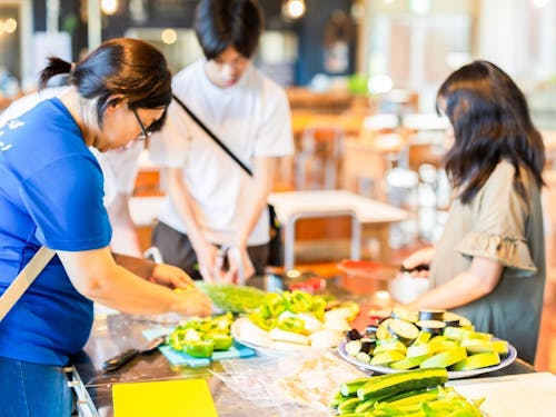 みんなで一緒にご飯の支度 ※写真は夏のツアーの様子