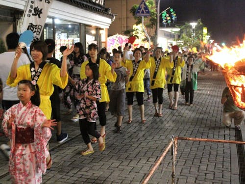 商人のまち中新田では8月12日夜に墓参りをします。盆火を焚いて夏祭りを開催します