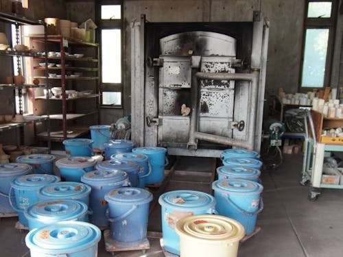 施設には電気窯、灯油窯の他に、穴窯もあります。現在は年に１回焼成を行っています。