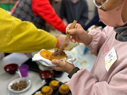 果肉をくり抜いた柚子に、具材を詰める作業