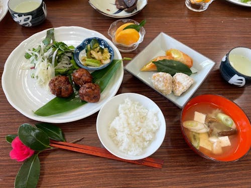 地元のお母さんの美味しい昼食