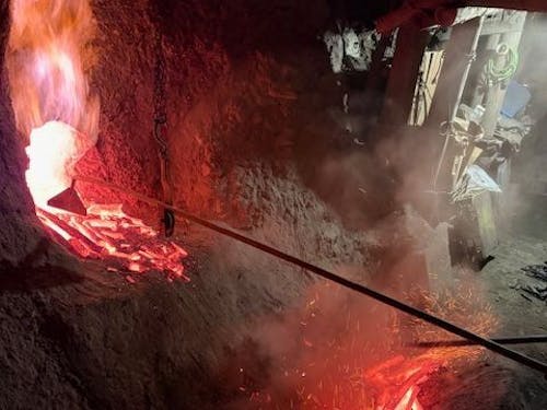 木炭の窯出しの様子