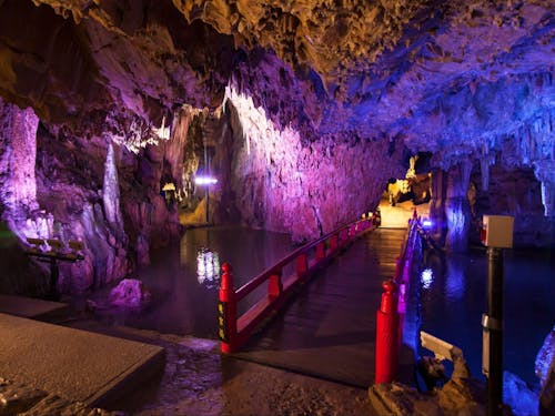 新見市の人気観光地“満奇洞（まきどう）”