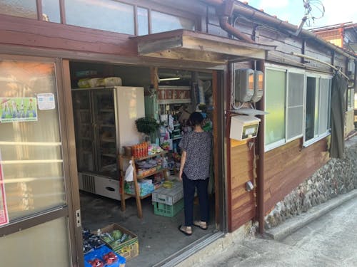 商店で働く大人の島留学生