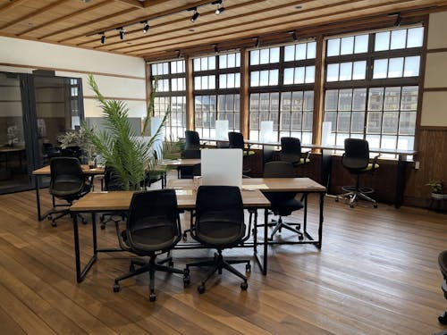 萩・明倫学舎4号館のコワーキングスペース。