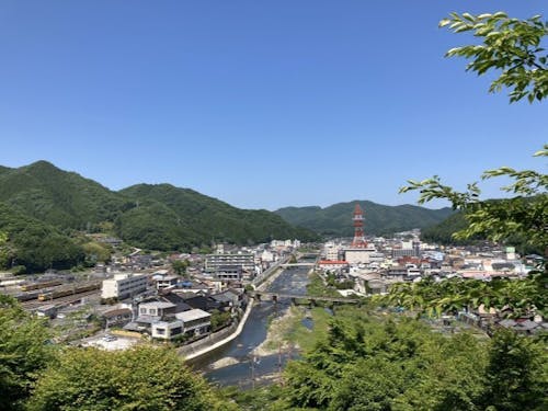 海はないですが、きれいな川が市中心部を流れています。