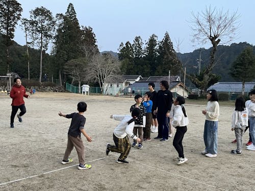 地域の子どもたちと季節に合わせたスポーツに取り組みます