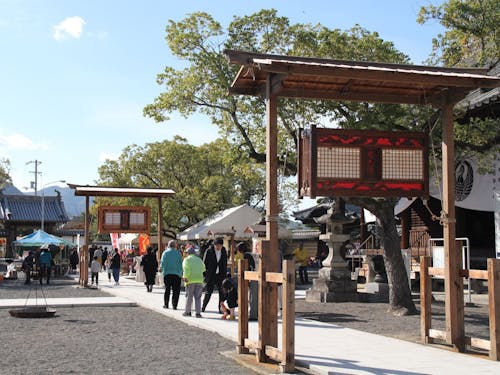 広い境内にたくさんの人が集まります。