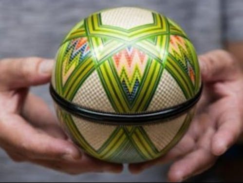 染色した麦を色々なものに貼り付け、光沢のあるステキな麦わら細工を生み出す