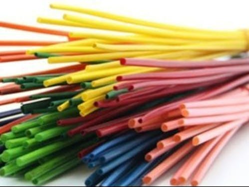 収穫し、染色した麦わら