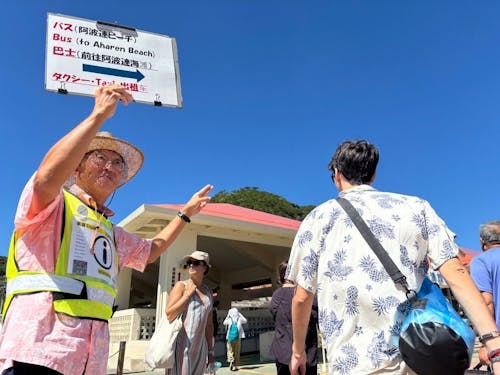 フェリー乗り場で案内をする小林さん