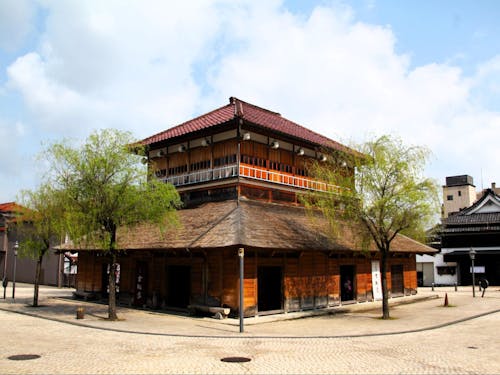 町の背後に、山を背負う温泉場「山代温泉」。