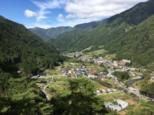 険しい山々の色付きで四季が感じられる山間地域