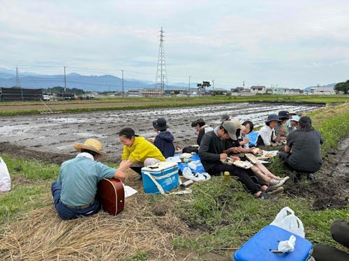 田植え体験の合間に地域の人とおしゃべり