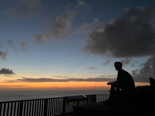 海に沈みゆく夕陽眺めながら、片手にビールなんて生活も最高です。