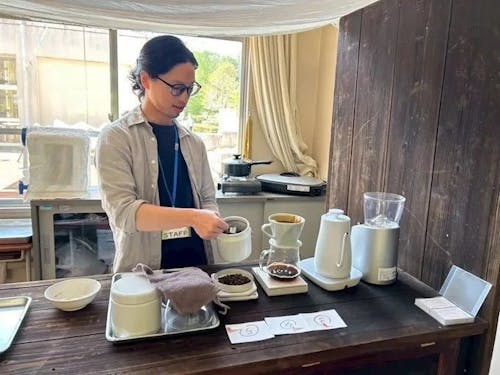 「想い出さいか市」でコーヒーを淹れる山口さん