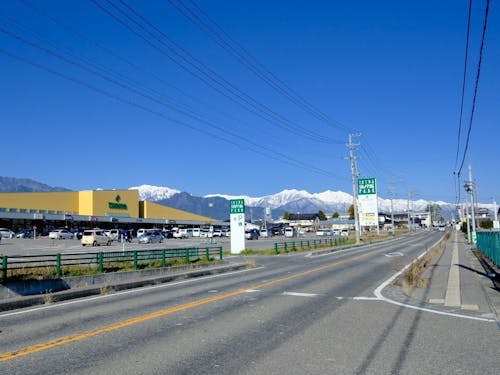 大型スーパーやコンビニ、ドラッグストアなどが並ぶ池田町の主要道(県道51号)