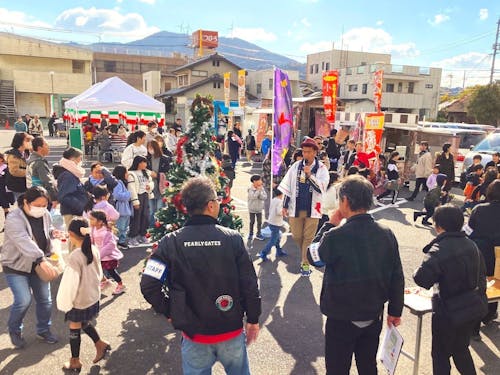 (前回の様子)快晴に恵まれ、屋内外で多くの人!人!