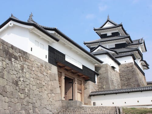 市街地には国指定史跡の「白河小峰城」