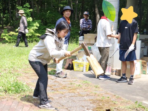 自然体験で薪を割る現役隊員